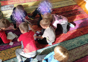 dzieci wykonują zania na języku angielskim