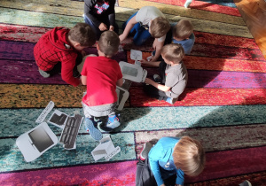 dzieci wykonują zania na języku angielskim