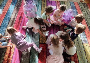 dzieci wykonują zania na języku angielskim