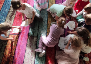 dzieci wykonują zania na języku angielskim