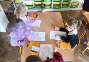 dzieci wykonują zania na języku angielskim