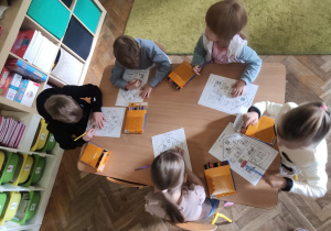 dzieci wykonują zania na języku angielskimdzieci wykonują zania na języku angielskim