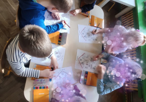 dzieci wykonują zania na języku angielskim