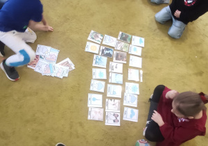 dzieci wykonują na dywanie zadanie z języka angielskiego