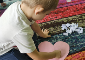 Dzieci świętują urodziny. Bawią się i wróżą