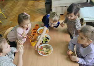 Dzieci świętują urodziny. Bawią się i wróżą