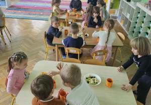 Dzieci świętują urodziny. Bawią się i wróżą