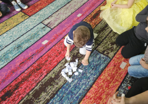 Dzieci świętują urodziny. Bawią się i wróżą