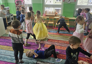 Dzieci świętują urodziny. Bawią się i wróżą