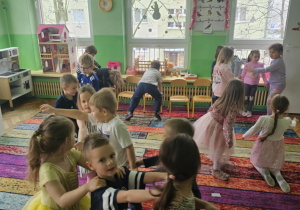 Dzieci świętują urodziny. Bawią się i wróżą