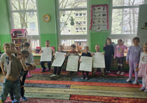 Dzieci świętują urodziny. Bawią się i wróżą