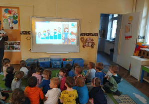 Dzieci oglądają film edukacyjny