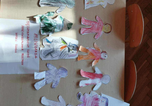 Na zdjęciu widać prace plastyczne- papierowe kolorowe sylwetki postaci