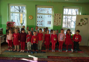 Dzieci pozują do zdjęcia