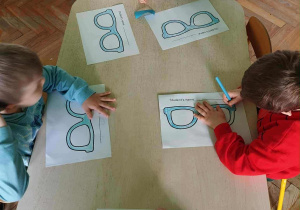 Dzieci wykonują pracę z okazji Dnia Praw Dziecka