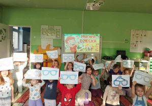 Dzieci wykonują pracę z okazji Dnia Praw Dziecka