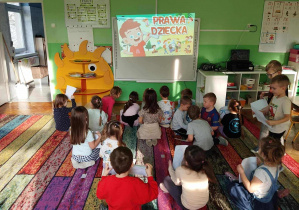 Dzieci wykonują pracę z okazji Dnia Praw Dziecka