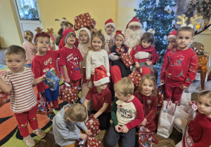 Dzieci pozują do zdjęcia razem ze Świętym Mikołajem