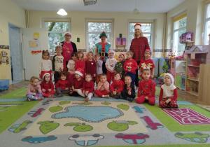 Dzieci pozują do zdjęcia w świątecznych strojach