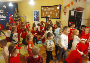 Dzieci ubrane świątecznie bawią się z okazji Mikołajek