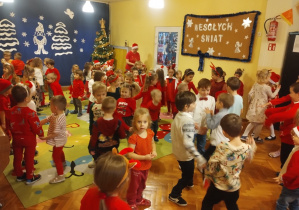 Dzieci ubrane świątecznie bawią się z okazji Mikołajek