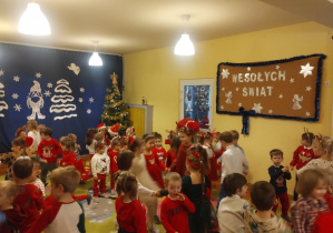 Dzieci ubrane świątecznie bawią się z okazji Mikołajek