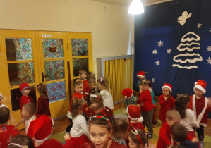 Dzieci ubrane świątecznie bawią się z okazji Mikołajek