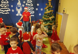 Dzieci ubrane świątecznie bawią się z okazji Mikołajek