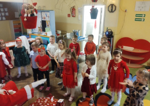 Dzieci ubrane świątecznie bawią się z okazji Mikołajek