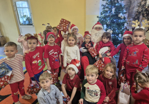 Dzieci ubrane świątecznie bawią się z okazji Mikołajek