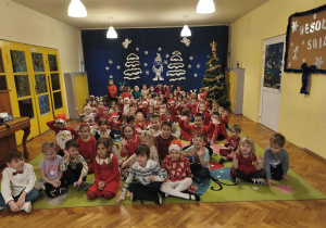 Dzieci ubrane świątecznie bawią się z okazji Mikołajek