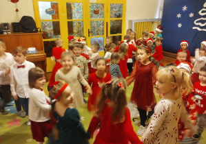 Dzieci wspólnie świętują Mikołajki