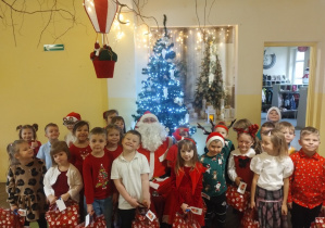 Dzieci wspólnie świętują Mikołajki