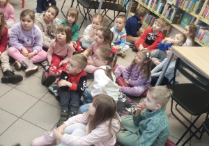 Dzieci biorą udział w zajęciach w bibliotece