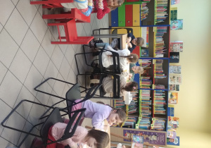 Dzieci biorą udział w zajęciach w bibliotece