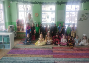 Dzieci w przebraniach bawią się na balu karnawałowym