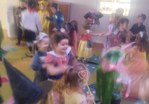 Dzieci w przebraniach bawią się na balu karnawałowym