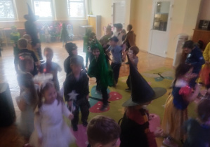 Dzieci w przebraniach bawią się na balu karnawałowym