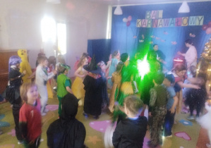 Dzieci w przebraniach bawią się na balu karnawałowym