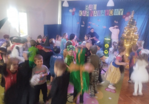 Dzieci w przebraniach bawią się na balu karnawałowym