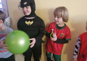 Dzieci w przebraniach bawią się na balu karnawałowym