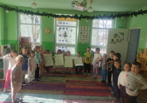 Dzieci świętują urodziny. Bawią się, tańczą, jedzą przekąski