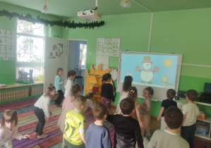 Dzieci świętują urodziny. Bawią się, tańczą, jedzą przekąski