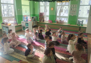 Dzieci świętują urodziny. Bawią się, tańczą, jedzą przekąski