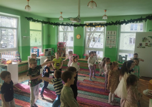 Dzieci świętują urodziny. Bawią się, tańczą, jedzą przekąski