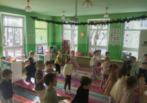 Dzieci świętują urodziny. Bawią się, tańczą, jedzą przekąski