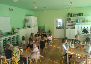 Dzieci świętują urodziny. Bawią się, tańczą, jedzą przekąski