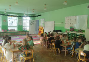 Dzieci świętują urodziny. Bawią się, tańczą, jedzą przekąski