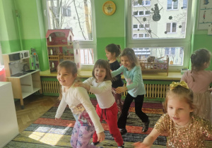 Dzieci świętują urodziny. Bawią się, tańczą, jedzą przekąski