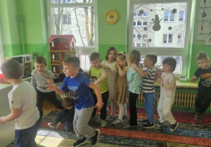 Dzieci świętują urodziny. Bawią się, tańczą, jedzą przekąski